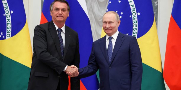 Photo d'illustration : le président russe Vladimir Poutine et son homologue brésilien Jair Bolsonaro se serrent la main lors d'une conférence de presse à la suite de leurs entretiens à Moscou, en Russie, le 16 février 2022.