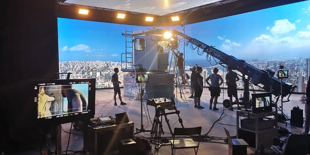 Filiale de Delta Entreprises, l'opérateur de Provence Studios, La Planète Rouge a investi 2,5 millions d'euros en 2021 dans The Next Stage. Installé à Martigues, ce studio virtuel de 1.000m2 permet de réaliser un décor virtuel et immersif projeté sur un immense mur de leds.