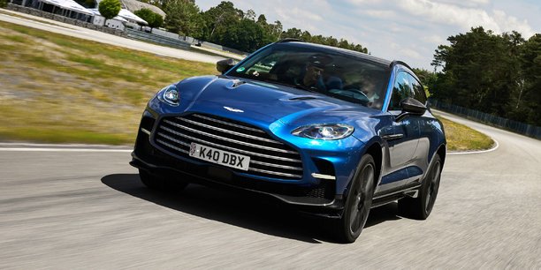 La version survitaminée du SUV Aston Martin arrivera en fin d'année 2022 sur le marché français.