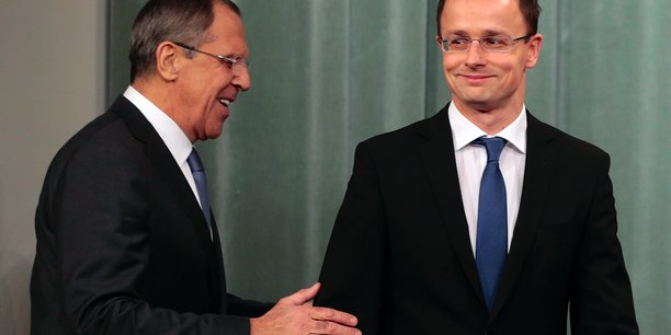 Sergueï Lavrov, ministre des Affaires étrangères de la Russie et son homologue Peter Szijjarto, lors d'une conférence de presse à Moscou, en 2014.