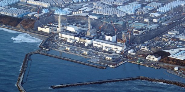 Le système de refroidissement de la centrale de Fukushima Daiichi a été endommagé par le tsunami provoqué par le violent séisme du 11 mars 2011 nécessitant de grandes quantités d'eau pour refroidir les coeurs des réacteurs en fusion.