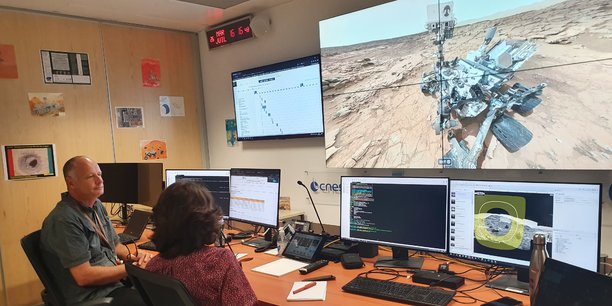 Les équipes du Cnes à Toulouse travaillent de nuit pour programmer les séquences de la ChemCam, l'instrument laser perché sur le rover Curiosity.