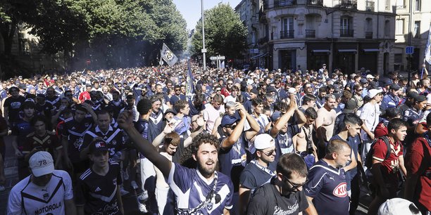 Le 9 juillet 2022, les supporters des Girondins sont descendus dans la rue pour manifester leur soutien au club.