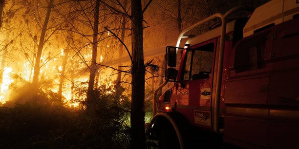 L'ampleur inédite des feux en Gironde, comme ici à Landiras, pose la question de la protection juridique des populations.