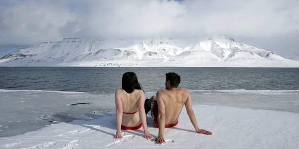 Des activistes du climat prennent un bain de soleil sur la banquise norvégienne en 2007.