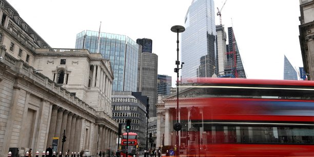 A gauche, le siège de la Banque d'Angleterre au cœur de la City à Londres.