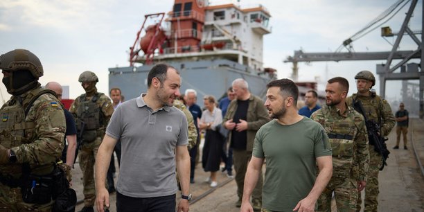 Le président Volodymyr Zelensky inspectant le 30 juillet le premier cargo chargé de céréales, battant pavillon turc, au départ du port d'Odessa.