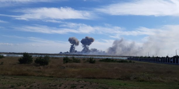 De fortes explosions entendues en crimee pres d'une base militaire russe[reuters.com]