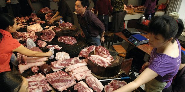 Vente de viande de porc, sur un marché de Yingtan, dans la province du Jiangxi.