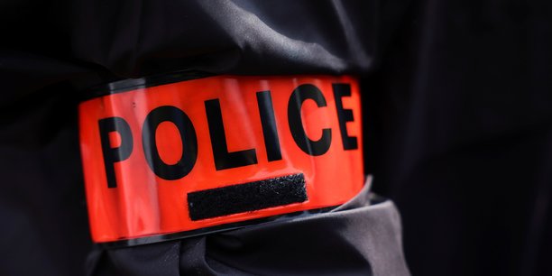 Un sdf arme d'un couteau mortellement blesse par la police a roissy[reuters.com]