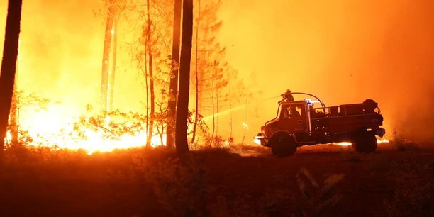 1.100 pompiers luttent nuit et jour contre la reprise virulente de l'incendie de Landiras entre la Gironde et les Landes.