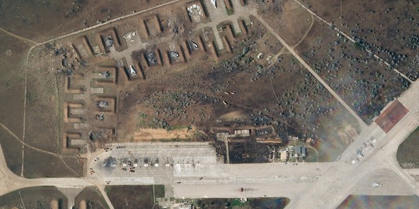 Ukraine: des images satellites montrent les degats causes sur la base aerienne en crimee[reuters.com]