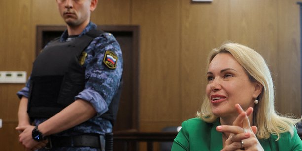 La journaliste russe anti-guerre marina ovsiannikova assignee a residence[reuters.com]