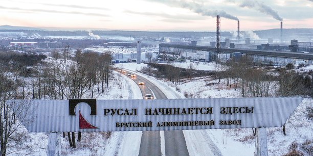 L'entrée du site de production d'aluminium de Bratsk situé dans l'oblast d'Irkoutsk en Russie, au nord de la Mongolie et à 5.000 km à l'est de Moscou. Propriété du géant industriel Rusal, sa capacité de production annuelle est de plus de 1 million de tonnes, soit 39% de la production russe.