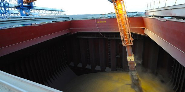Un navire charge sa cargaison de céréales dans le port d'Odessa.