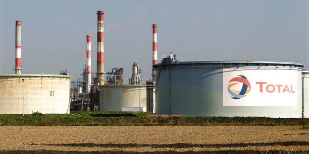 Vue générale de la raffinerie de pétrole de TotalEnergies à Grandpuits.