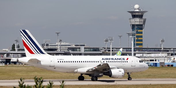 Photo d'illustration : un avion de ligne de la compagnie Air France passe devant la tour de contrôle de l'aéroport d'Orly, au sud de Paris, paré à décoller, le 20 août 2013.