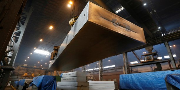 Un gigantesque lingot d'aluminium primaire, de 13 mètres de long et pesant 35 tonnes, en cours de déplacement à l'intérieur d'une fonderie du groupe Rusal, à Krasnoïarsk, en Sibérie orientale (Russie), en 2016.