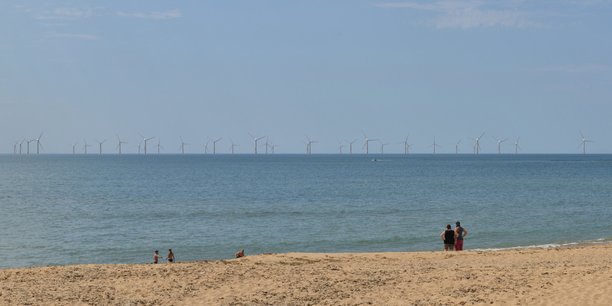 Le ministère de la Transition écologique a annoncé le 29 juillet le lancement de deux parcs éoliens offshore d'1 GW chacun au large de l'île d'Oléron, en Charente-Maritime. Ce photomontage du projet vu depuis la digue du pore de La Cotinière et réalisé par les maîtres d'ouvrage correspond à la première version, plus proche de la côte que le projet actuel.