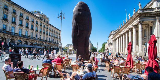 Sanna, portrait monumental en métal d'une jeune fille sculpté par l'artiste catalan Jaume Plensa, renforce l'attractivité de la ville où il est en train de s'enraciner.