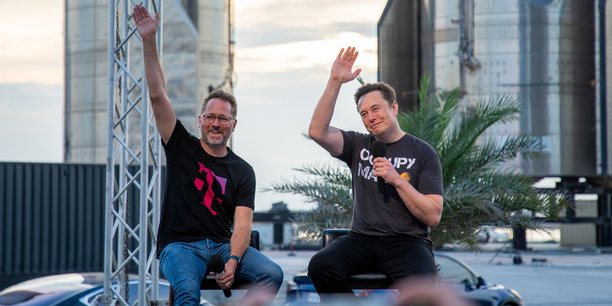 Mike Sievert, le patron de T-Mobile, et Elon Musk, celui de SpaceX, lors de la présentation de leur solution anti-zones blanches, jeudi dernier, sur le site Starbase de SpaceX au Texas.