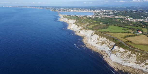 La baie de Saint-Jean-de-Luz et la corniche basque sont concernées par l'érosion côtière.