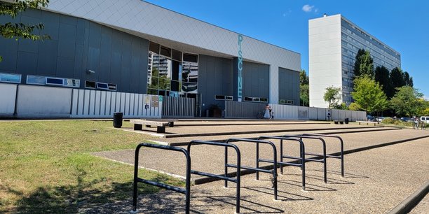 La piscine du Grand Parc, à Bordeaux, fera l'objet de travaux de rénovation thermique mais les autres piscines ne fermeront pas, assure la mairie.