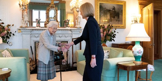 Le 6 septembre 2022, la reine Elizabeth II rencontre la nouvelle première ministre britannique Liz Truss au château de Balmoral à Ballater, en Écosse.