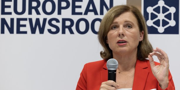 Vera Jourova, la vice-présidente de la Commission européenne, soutient activement cette nouvelle loi.