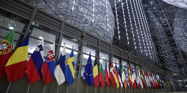 Drapeaux des pays de l'union europeenne au conseil de l'union europeenne a bruxelles[reuters.com]