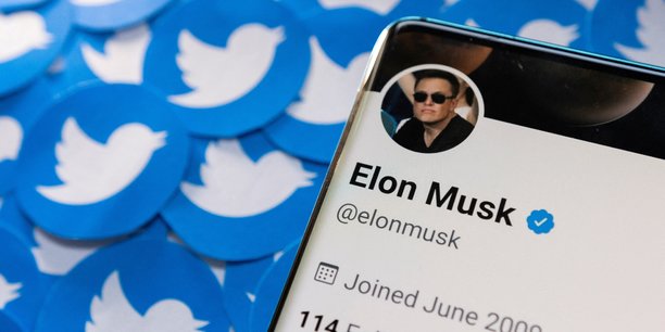 Le profil twitter d'elon musk sur un smartphone place sur des logos twitter[reuters.com]