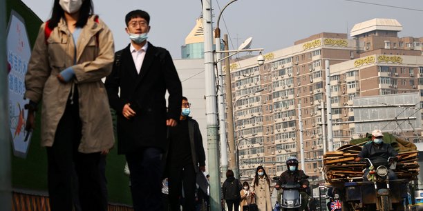 Des personnes portent des masques de protection dans une rue de pekin lors de la pandemie liee au coronavirus (covid-19) en chine[reuters.com]