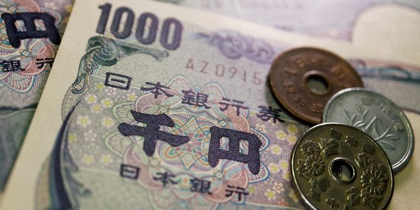 Jeudi, le dollar est passé brièvement au-delà du seuil symbolique des 145 yens, avant de rapidement redescendre en dessous.