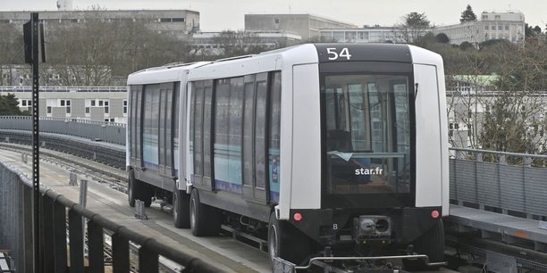 Reliant Cesson-Sévigné au Nord-Est à Saint-Jacques-de-la-Lande au Sud-Ouest depuis septembre 2022, la ligne b du métro est tout de suite entrée dans le quotidien des Rennais. Depuis quatorze mois, le métro automatique a transporté 30 millions de voyageurs, avec en moyenne 100.000 passagers par jour.