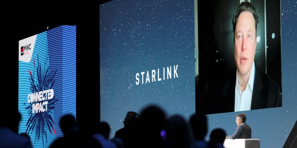 Elon Musk tient une conférence sur son réseau Starlink.