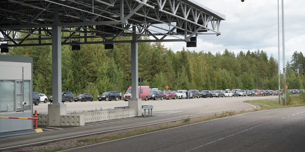 Les voitures font la queue pour entrer en finlande depuis la russie[reuters.com]