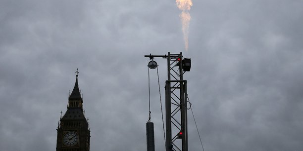Du gaz brule d'une plate-forme de fracturation lors d'une manifestation de greenpeace devant le parlement a londres[reuters.com]