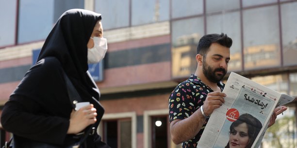 Un homme regarde un journal montrant mahsa amini, victime de la police des moeurs de la republique islamique d'iran, a teheran[reuters.com]