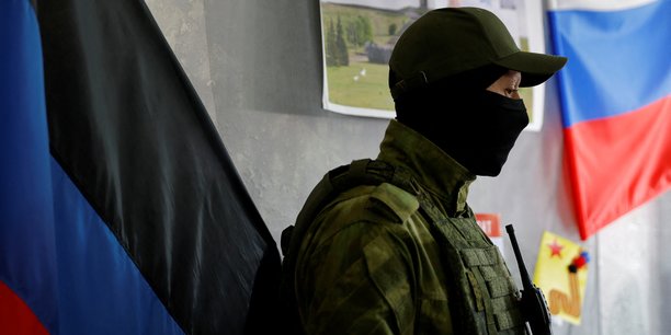 Un membre du service de la republique populaire autoproclamee de donetsk monte la garde dans un bureau de vote avant le referendum prevu a donetsk[reuters.com]