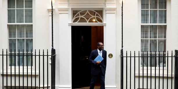 Le ministre des finances britannique, kwasi kwarteng, devant downing street a londres[reuters.com]