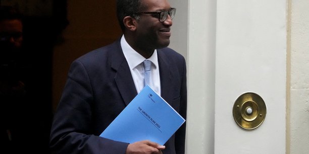 Le ministre des finances britannique, kwasi kwarteng, devant downing street a londres[reuters.com]