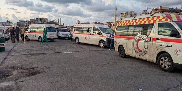 Des ambulances sont vues lors du sauvetage de migrants dans le port de tartous, en syrie[reuters.com]