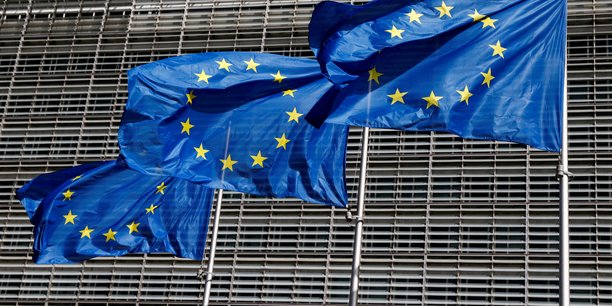 Des drapeaux de l'union europeenne photographies devant le siege de la commission europeenne a bruxelles[reuters.com]