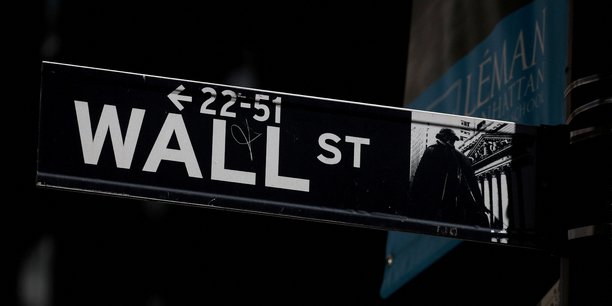 Photo d'archives montrant une plaque de rue de wall street pres de la bourse de new york[reuters.com]