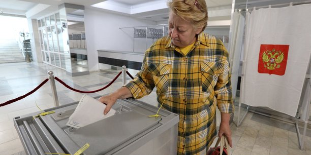 Une femme depose son bulletin de vote lors du premier jour d'un referendum sur le rattachement a la russie des regions d'ukraine controlees par la russie, a sebastopol, en crimee[reuters.com]