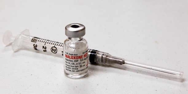Photo d'un flacon de naloxone, destine aux personnes souffrant de surdoses d'opioides, et d'une seringue[reuters.com]