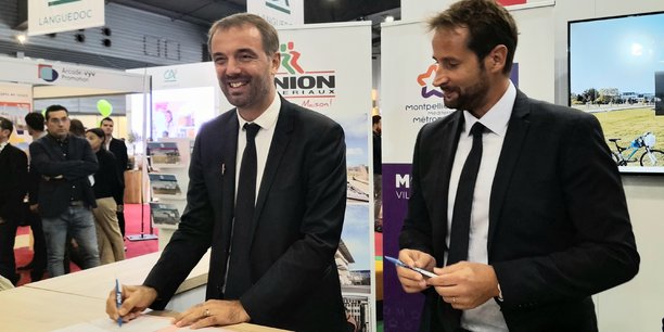Michaël Delafosse, maire de Montpellier et président de la Métropole, signe le rachat par la SERM du site historique d'Union Matériaux avec son président, Alexandre Vachet.