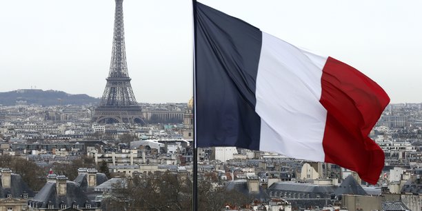 Photo d'archives montrant un drapeau francais flottant pres de la tour eiffel a paris[reuters.com]