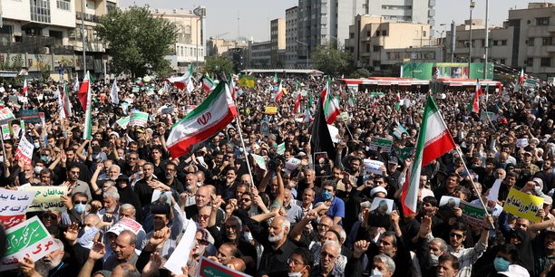 Des personnes pro-gouvernementales se rassemblent contre les recents rassemblements de protestation en iran, apres la ceremonie de la priere du vendredi a teheran[reuters.com]