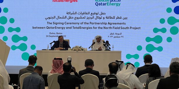 Saad al-kaabi et patrick pouyanne lors de la ceremonie de signature des accords du partenariat entre qatarenergy et totalenergies a doha, au qatar[reuters.com]
